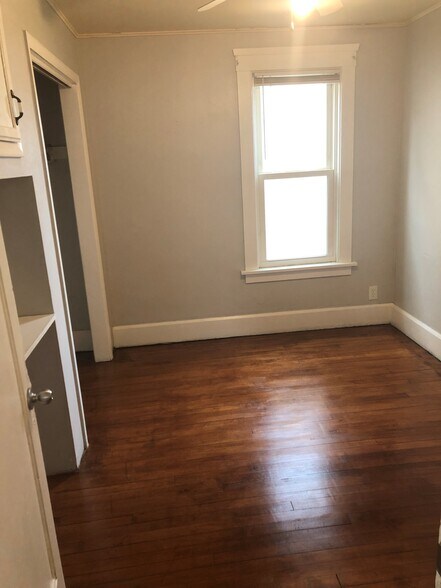 Building Photo - 703 Chicago St