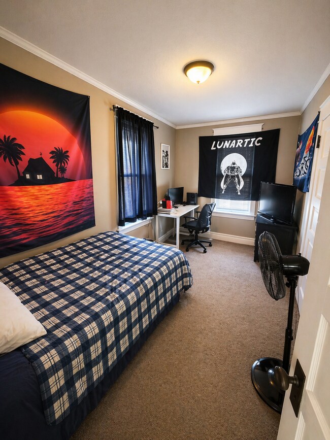 Building Photo - AVAILABLE JUNE - 3 Bed 1 Bath w/ Bonus Attic Hangout