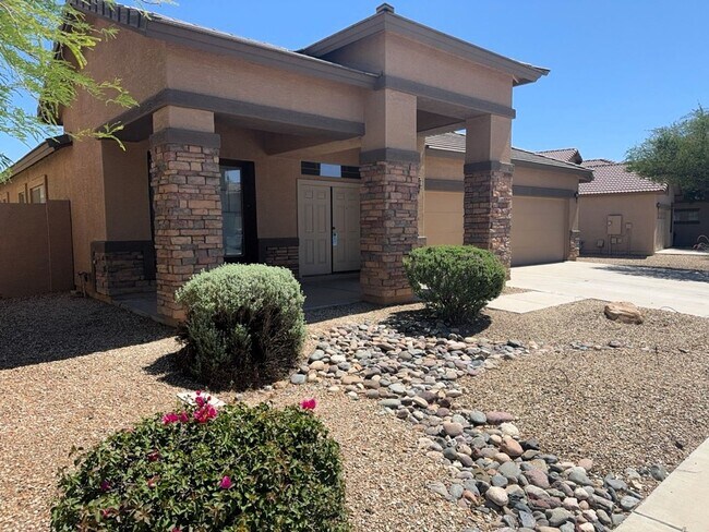 Building Photo - 4 BEDROOM HOME IN LITCHFIELD MANOR WITH 3 ...