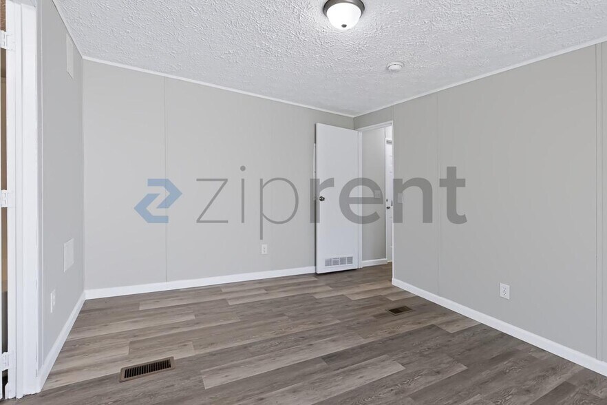 Building Photo - Unit 303