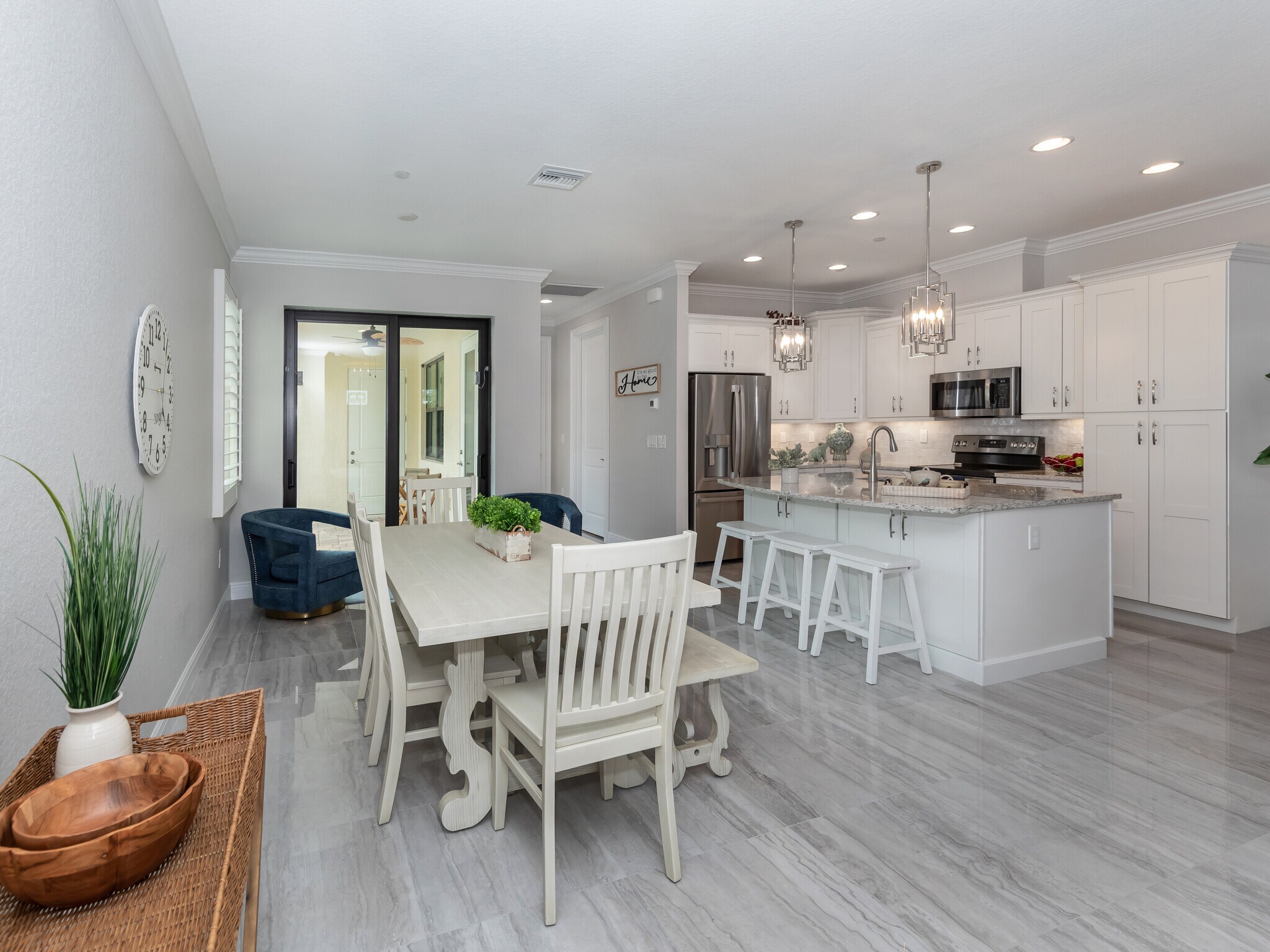 Building Photo - 906 E Venice Ave