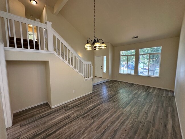 Building Photo - Beautiful 4 Bedroom, 2.5 Bath Tracy Home