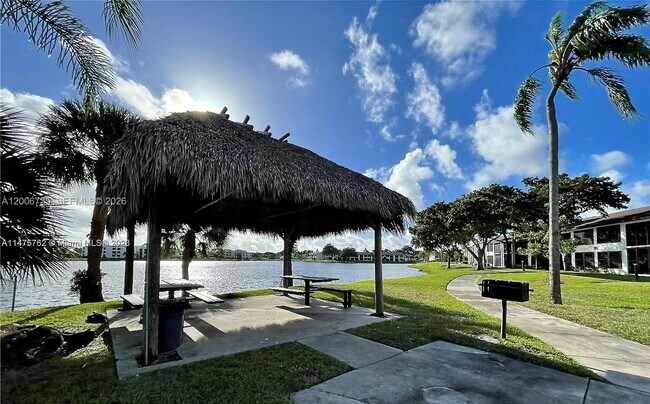 Building Photo - 216 Lake Pointe Dr