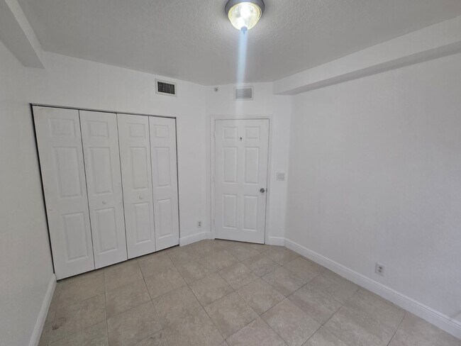 Building Photo - 3 Bedroom Townhome in West Palm Beach