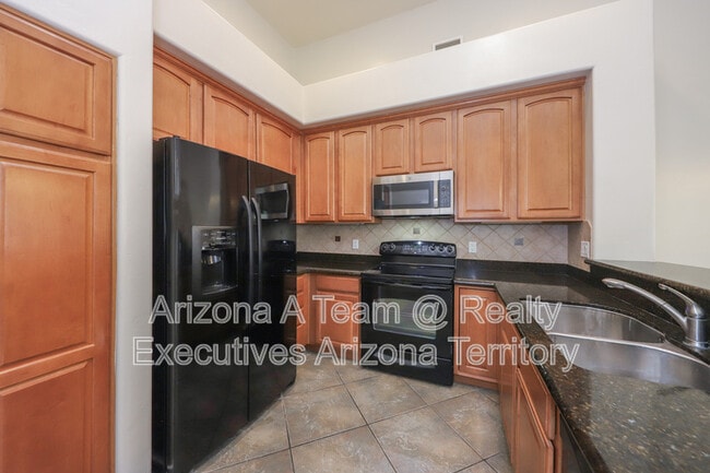 Building Photo - 665 E Weckl Pl