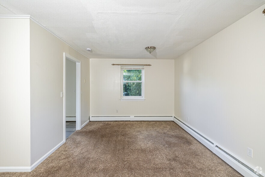2BR, 1BA - 975SF - Dining Room - Westphal Apartments
