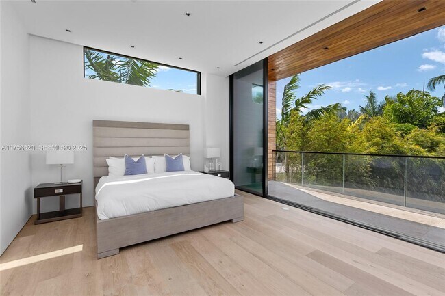 Building Photo - 825 E Dilido Dr