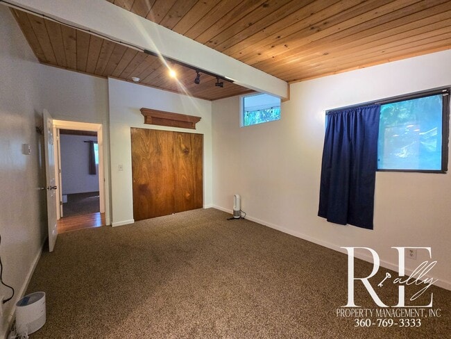 Building Photo - Spacious Port Orchard Home with Acreage, H...