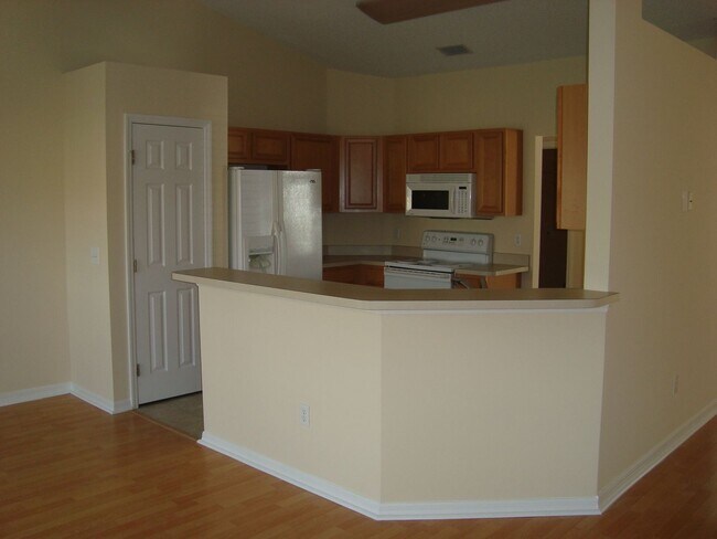 Building Photo - LARGE 3/2/2 WITH 2035 SQ. FEET OF LIVING S...