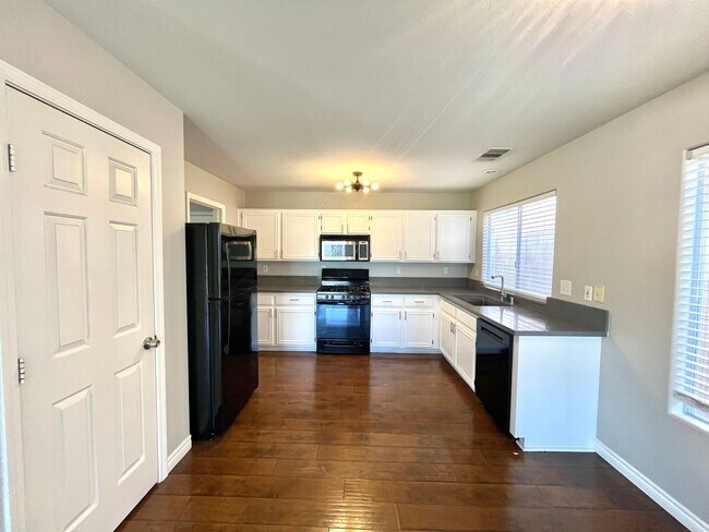 Building Photo - **$800 OFF MOVE IN BY 12/26/25**Spacious 3 Bedroom, 2.5 Bath Home with No HOA and Modern Finishes