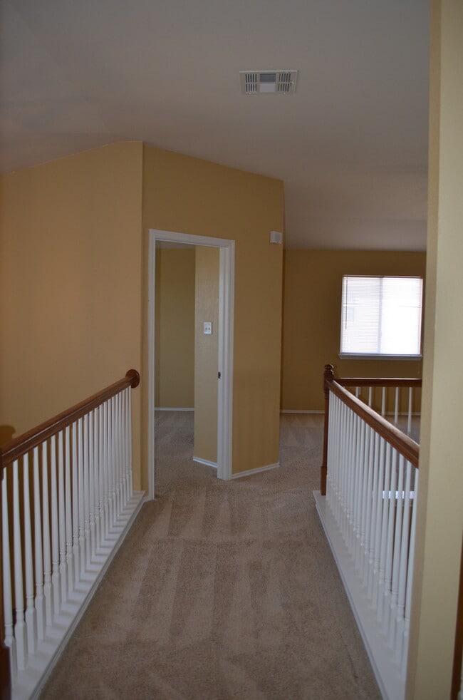 Building Photo - HUGE 5 BEDROOM HOME IN SAVANNAH HEIGHTS!