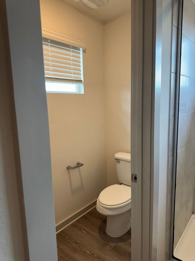 Building Photo - Ready for move-in! Spacious 4-bedroom, 3-b...