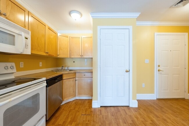 Building Photo - 426 Mt Hope St