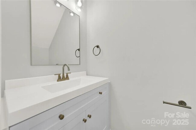 Building Photo - Fully Remodeled | 2BR/1.5BA Condo | Willowbrook