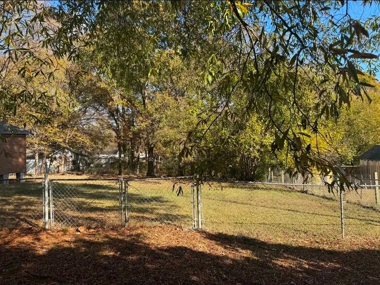 Building Photo - 305 Smith St