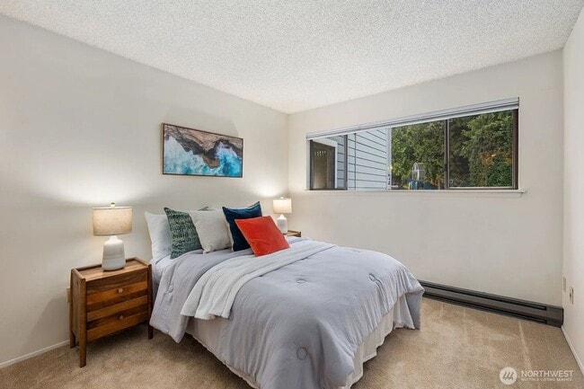 Building Photo - 3 Bedroom 2 Bathroom Plus Parking