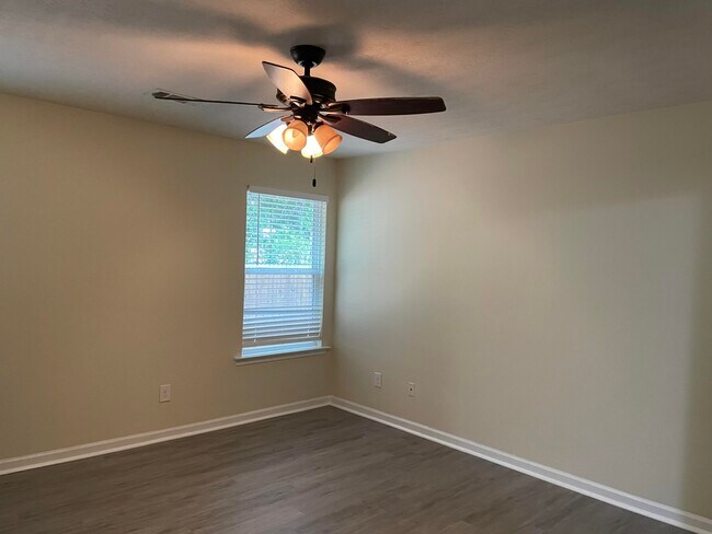 Building Photo - 697 Fox Haven Dr