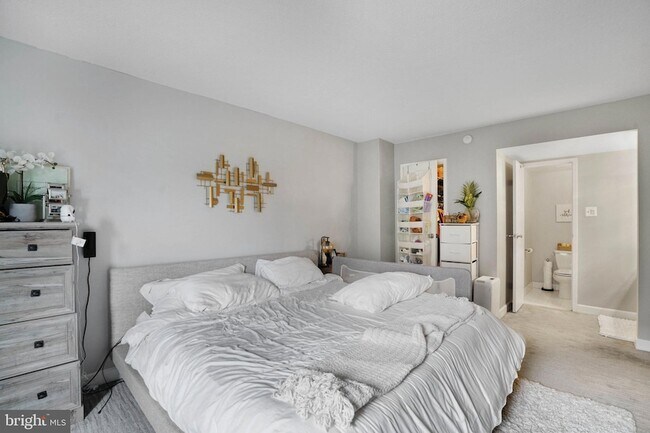 Building Photo - 4500 S Four Mile Run Dr