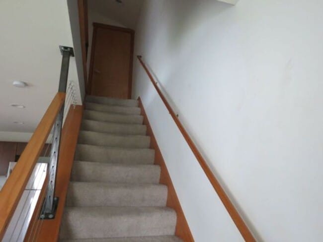 Building Photo - Beautiful 2 Bed Townhome Conveniently Located In Seattle!