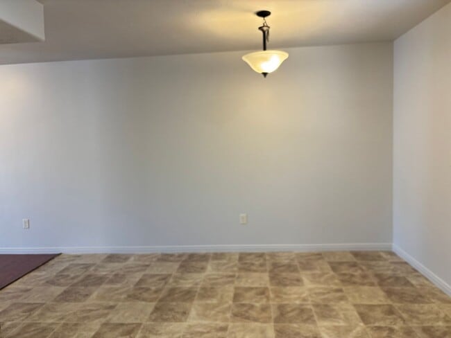 Building Photo - 3 bed 2.5 bath townhome
