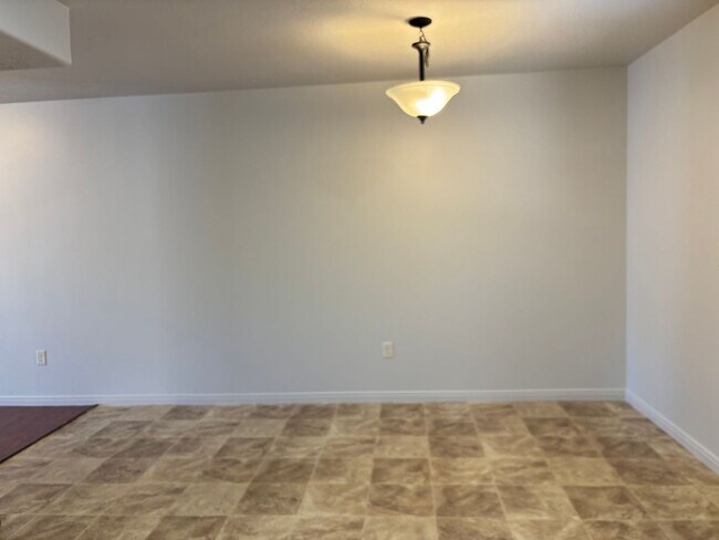 Building Photo - 450 W 200 S