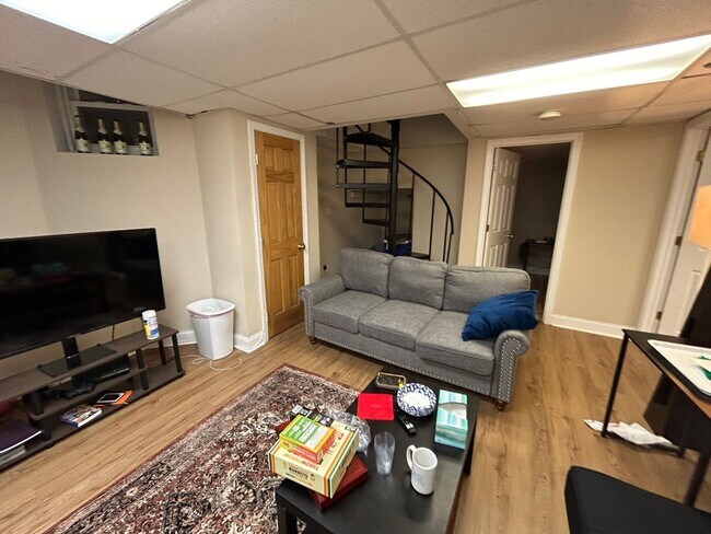 Building Photo - 9/1/25 Spacious two-level 3BR/2BA near Pac...