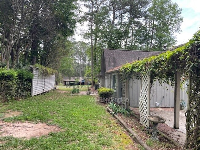 Building Photo - 100 Sandown Dr