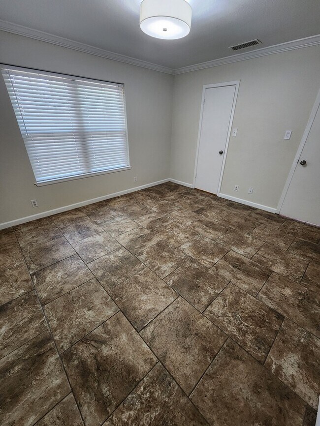 Building Photo - 4 bed 2 1/2 bath home, 2 car garage!