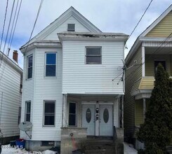 Building Photo - 1075 Pleasant St