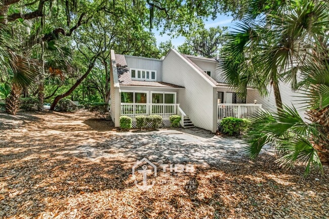 Building Photo - Quiet Coastal Living