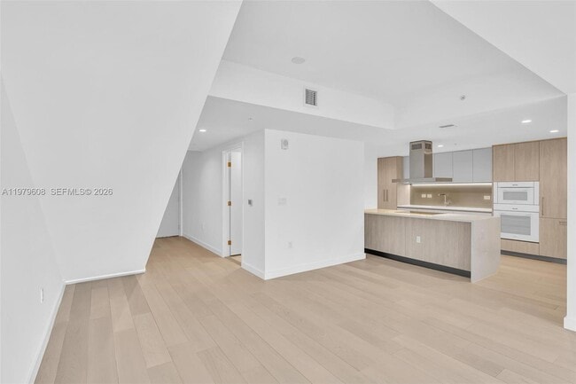 Building Photo - 9201 E Bay Harbor Dr