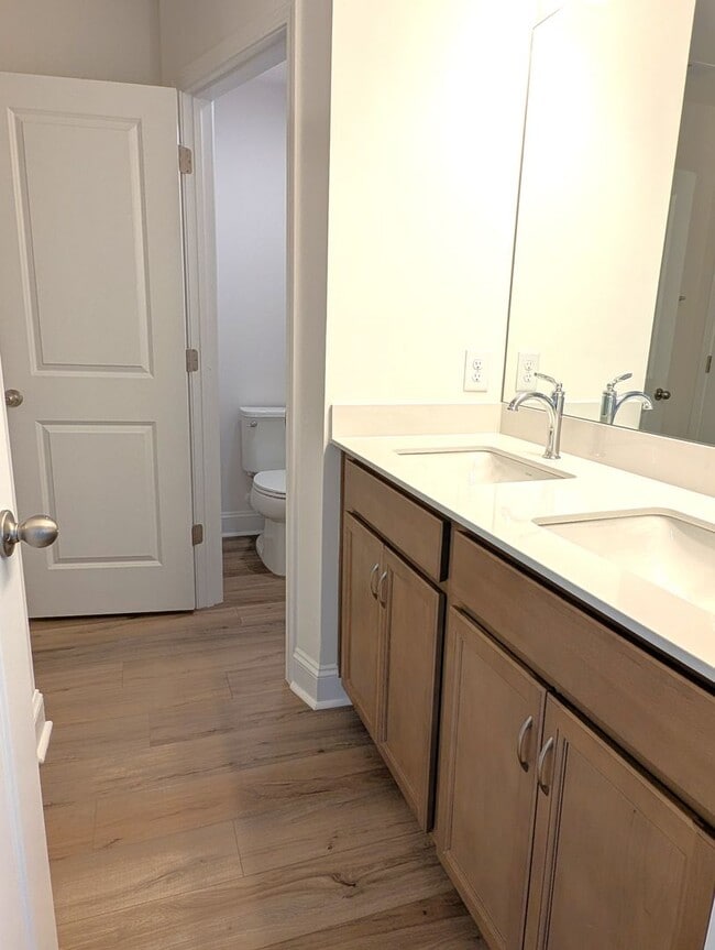 Building Photo - Beautiful, 2 story, end-unit, Townhome located in the Bell Glen Community!