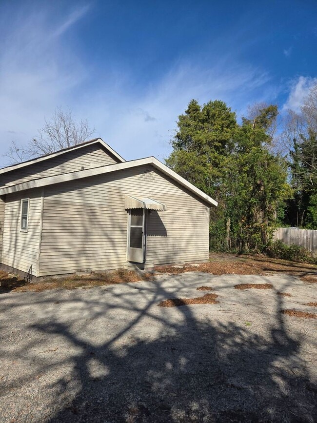 Building Photo - 1401 Old Norlina Rd