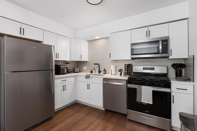 Building Photo - 1201 Southport Dr