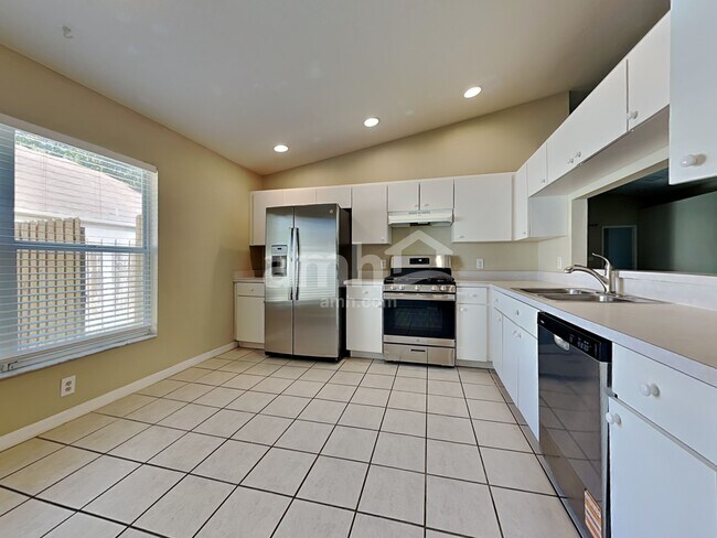 Building Photo - 24446 Landing Dr