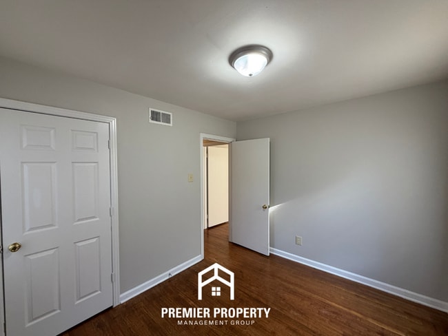 Building Photo - Charming 4BR Home in East Memphis w/ Hardwood Floors & Fenced Backyard