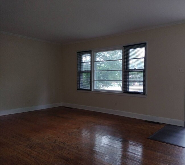 Building Photo - Are you looking for a spacious and 3 bedro...