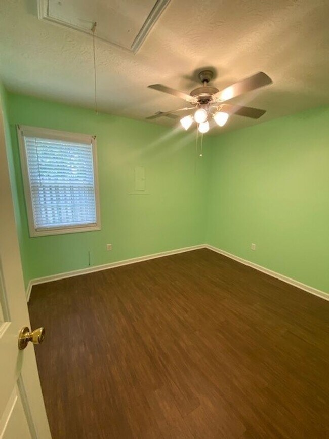 Building Photo - Welcome to this stunning 3-bedroom, 2-bath...