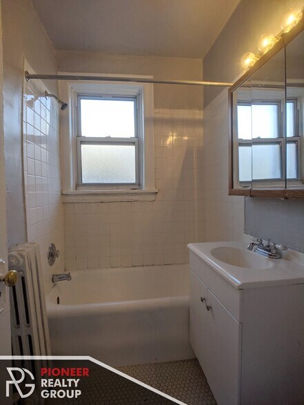 Building Photo - 711 W Belmont Ave