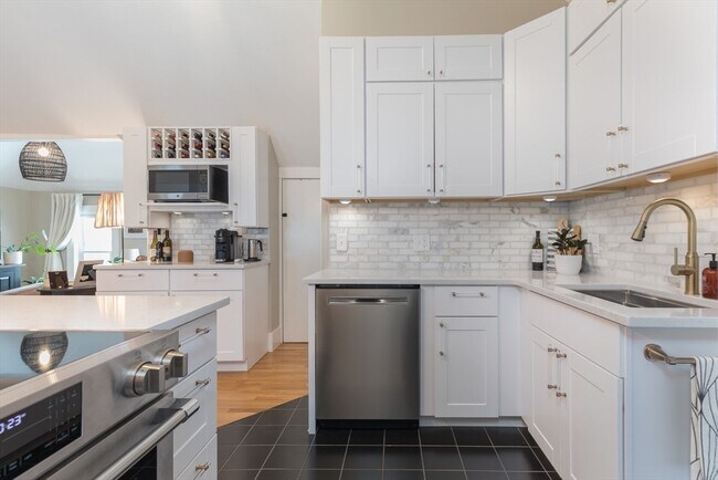 Building Photo - 36 Saxton St