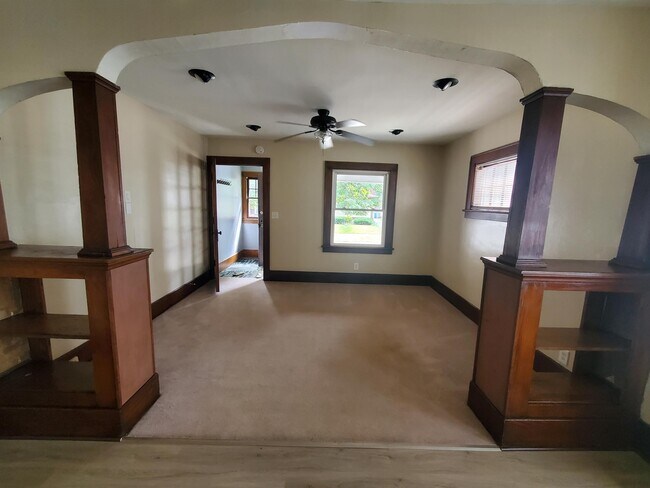 Building Photo - 420-422 Cedarwood Terrace
