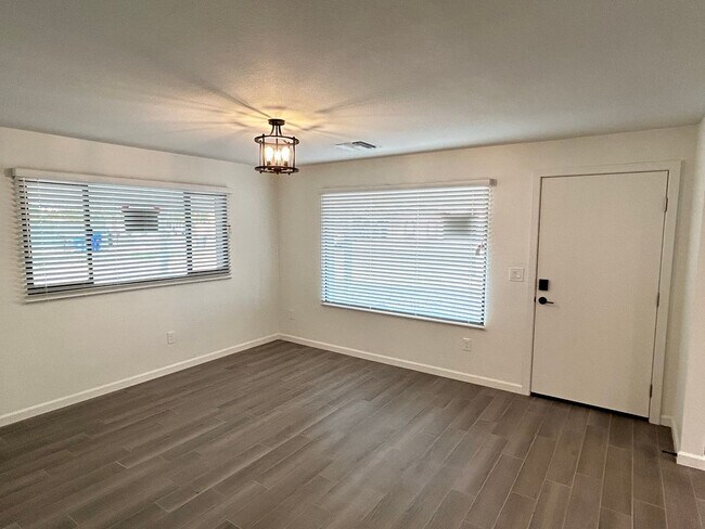 Building Photo - Remodeled Home Near Downtown Chandler!