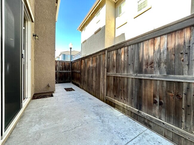 Building Photo - Beautiful 3 Bedroom Located in Roseville Strada Community!