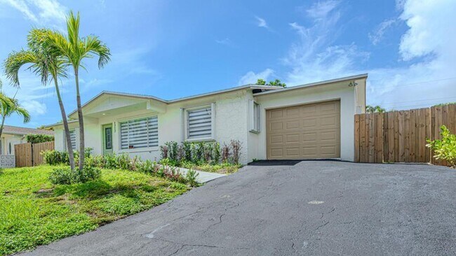 Building Photo - 1717 16th Ct N