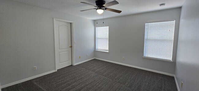 Building Photo - Stunning 2/2.5 Townhome in Beacon Park! Fresh Paint, New Carpets, Available Now!