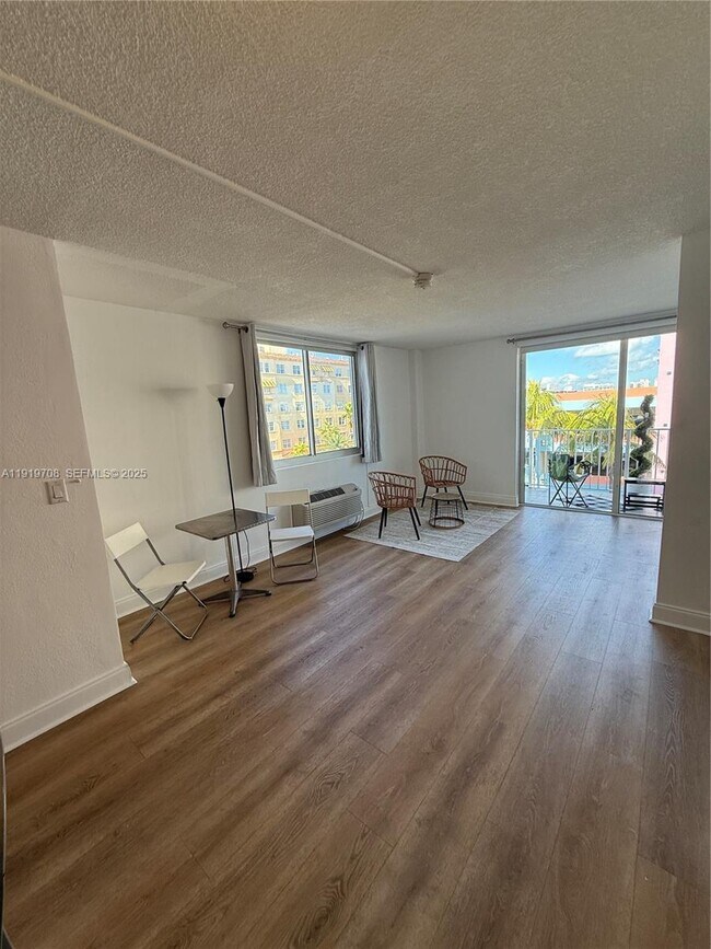 Building Photo - 1255 Collins Ave