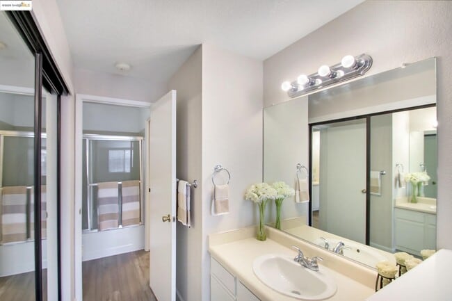 Building Photo - GREAT BRENTWOOD LOCATION IN THIS WONDERFUL CENTRALLY LOCATED COMMUNITY; GREAT CONDITION AND MOVE ...