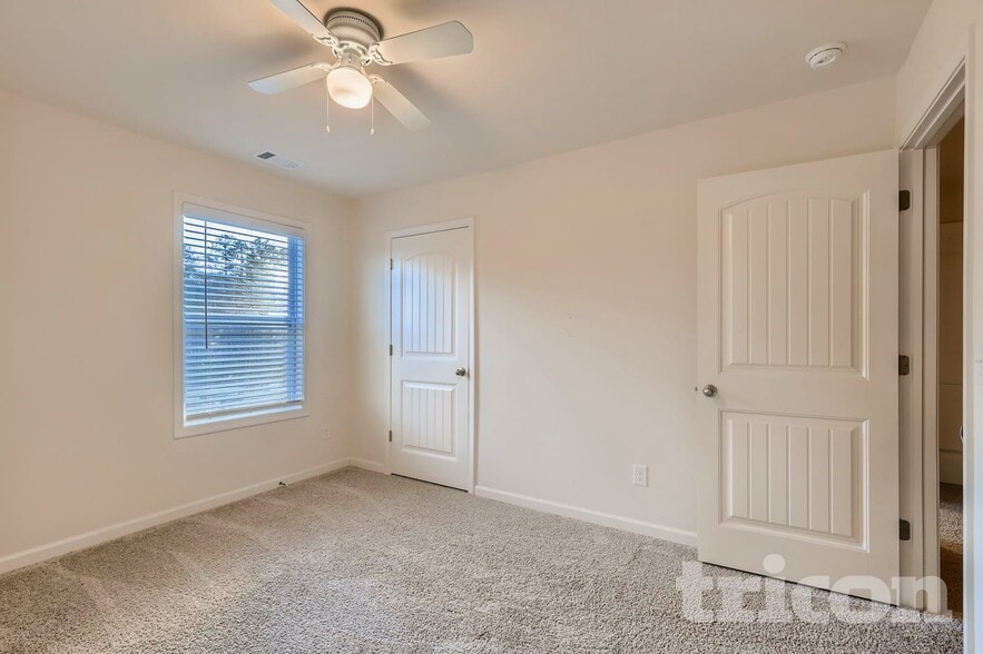 Building Photo - 142 Woodhouse Cir