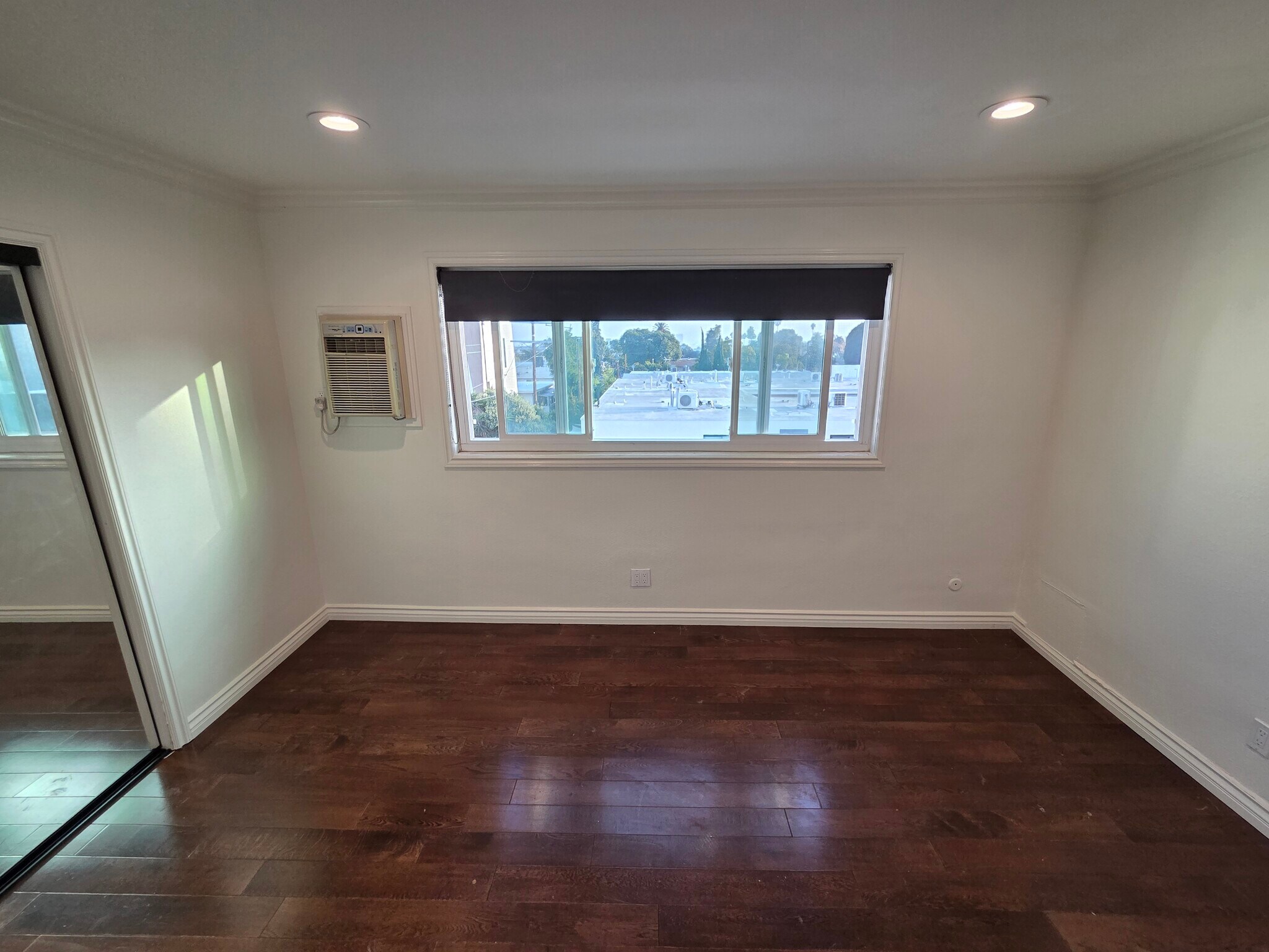 Building Photo - 1344 N Martel Ave