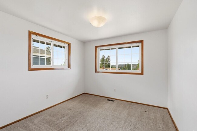 Building Photo - 6520 N Sutherlin St